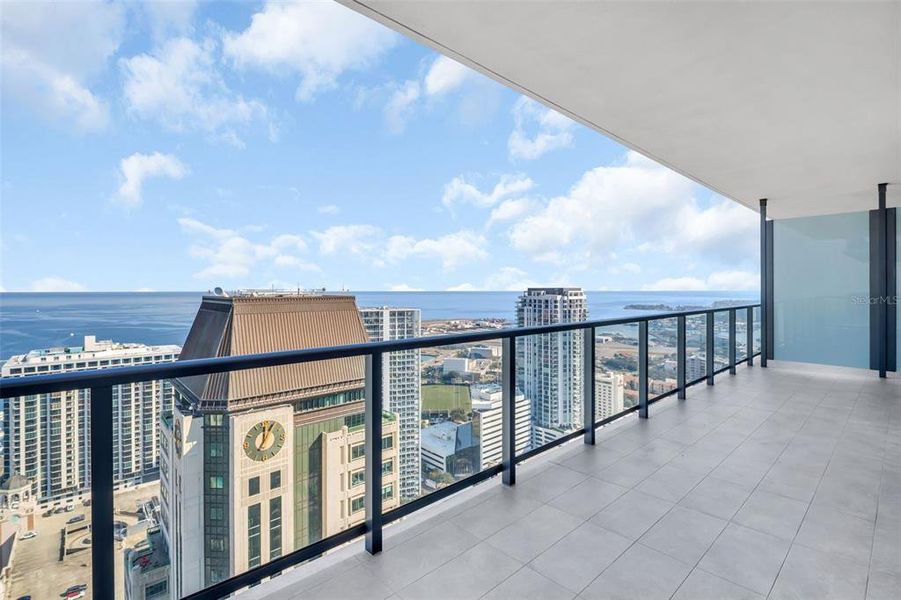 Condo located in St. Petersburg, FL showcasing its design and architecture (Image 41).