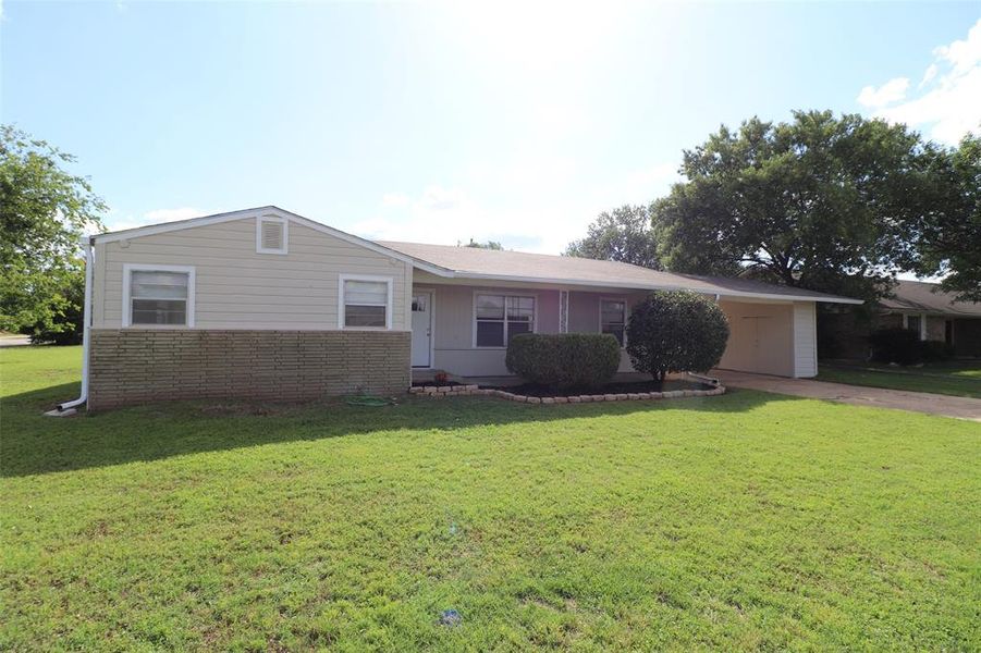 Exterior details and patio area of a home in , Brownwood (Image 13).