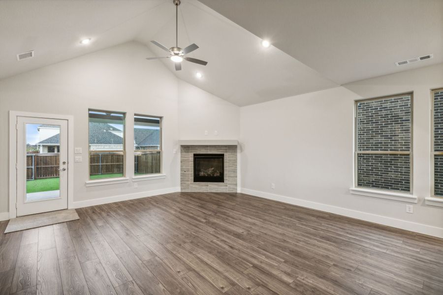 Spacious, unfurnished interior of a new home in Dove Hollow, Waxahachie (Image 17).