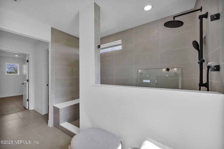 Furnished interior view inside a new home in Double Branch, Middleburg (Image 17).