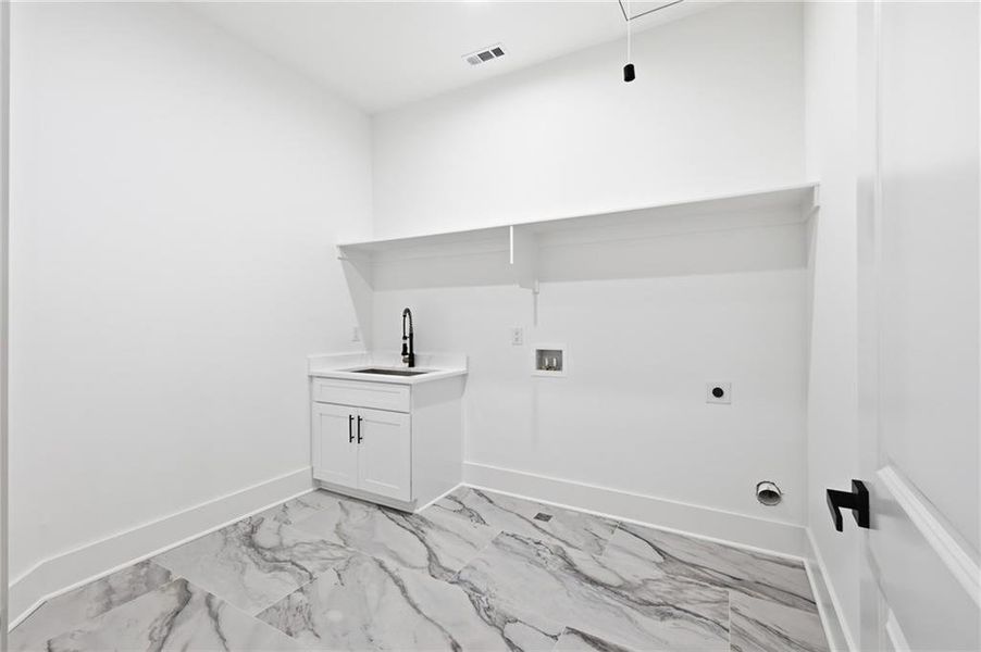 Spacious, unfurnished interior of a new home in , Monroe (Image 23).