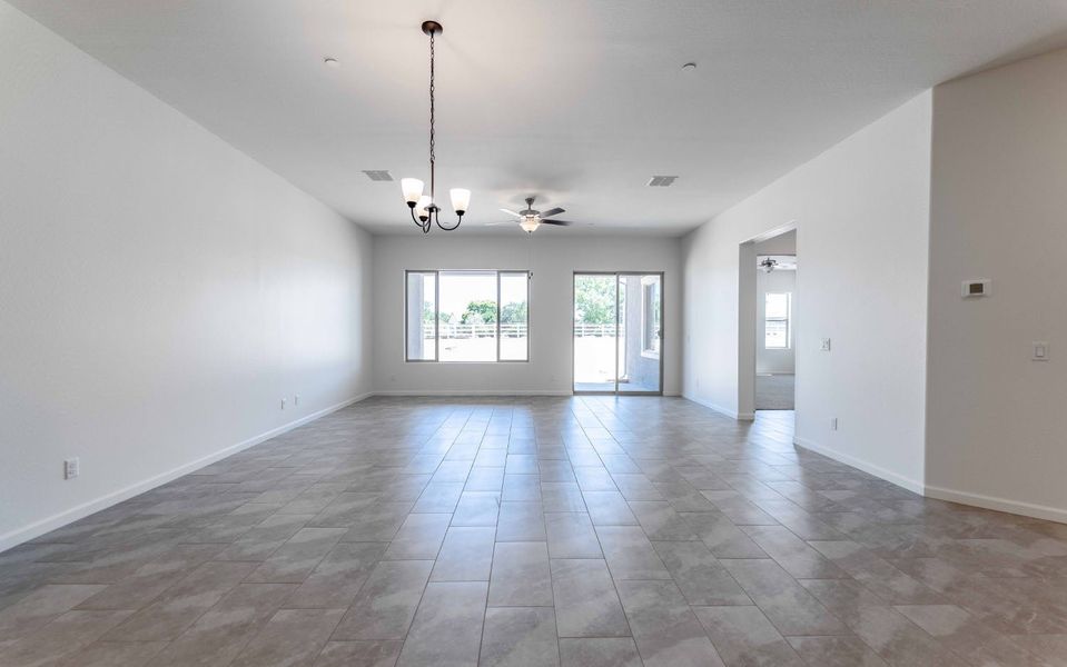Spacious, unfurnished interior of a new home in Heritage Pointe, Chino Valley (Image 20).