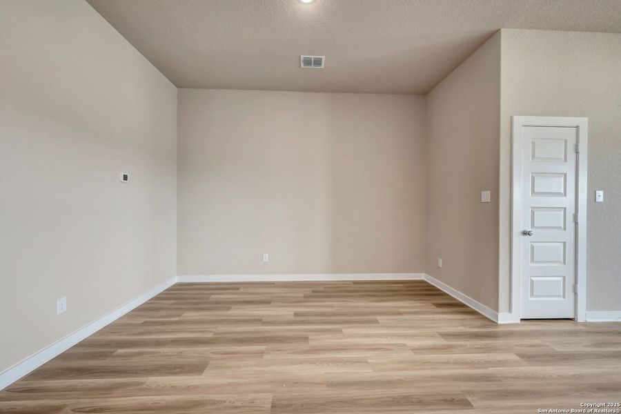 Spacious, unfurnished interior of a new home in Mesquite Ridge, San Antonio (Image 14).