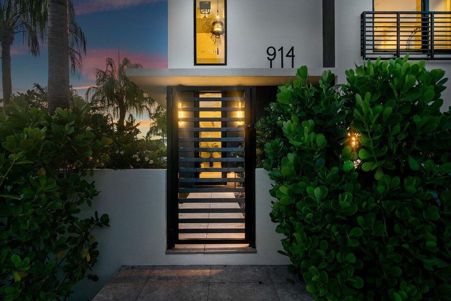 053-914PalmTrail-DelrayBeach-FL-33483-SM