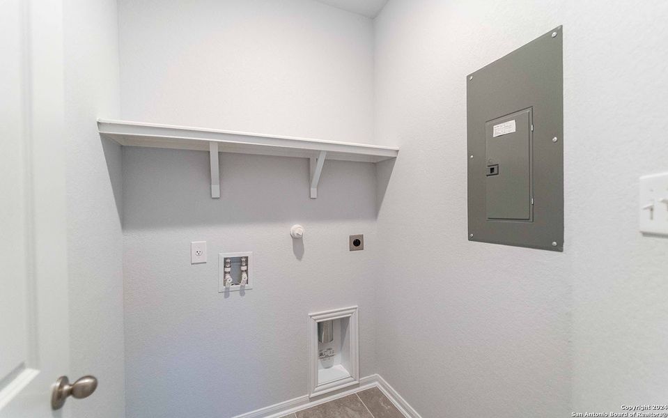 Spacious, unfurnished interior of a new home in Hannah Heights, Seguin (Image 12).