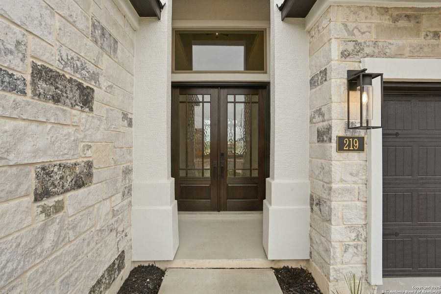 Exterior details and patio area of a home in Haby Hill 50s, San Antonio (Image 4).