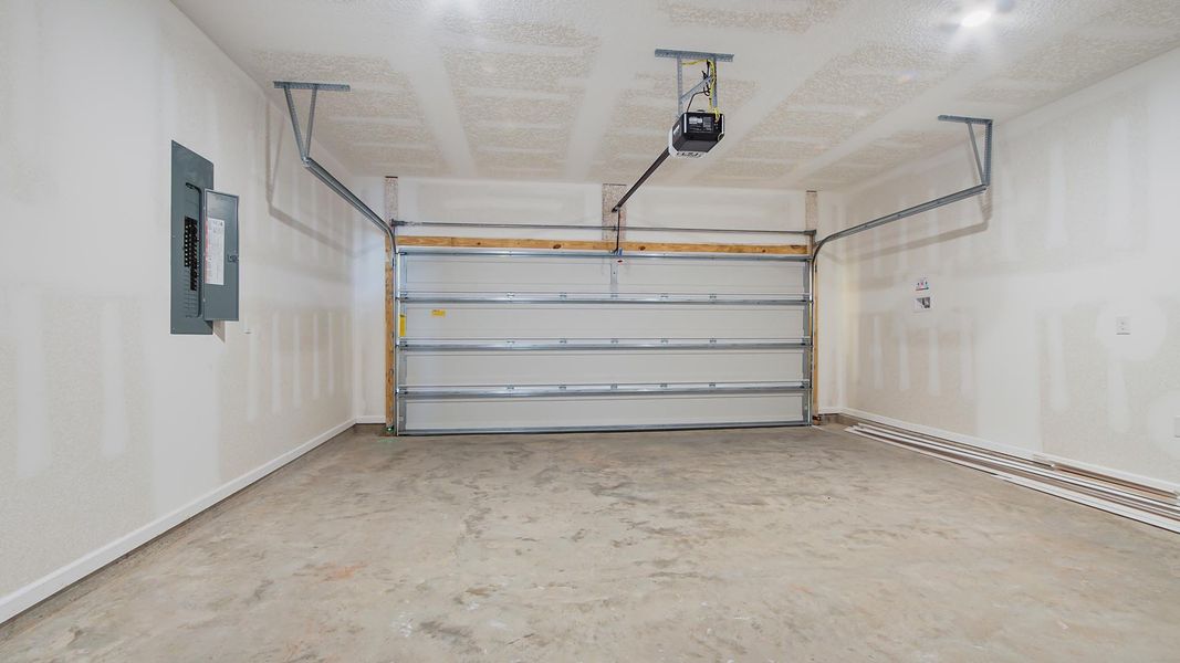 Spacious, unfurnished interior of a new home in Owl's Head East, Freeport (Image 28).