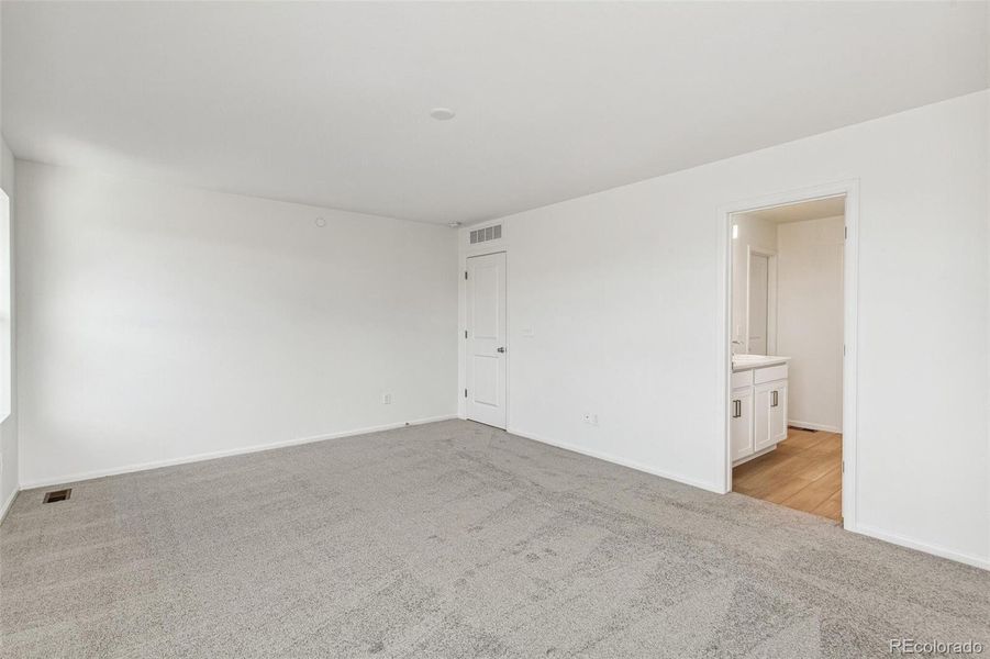 Spacious, unfurnished interior of a new home in Turnberry, Commerce City (Image 22).