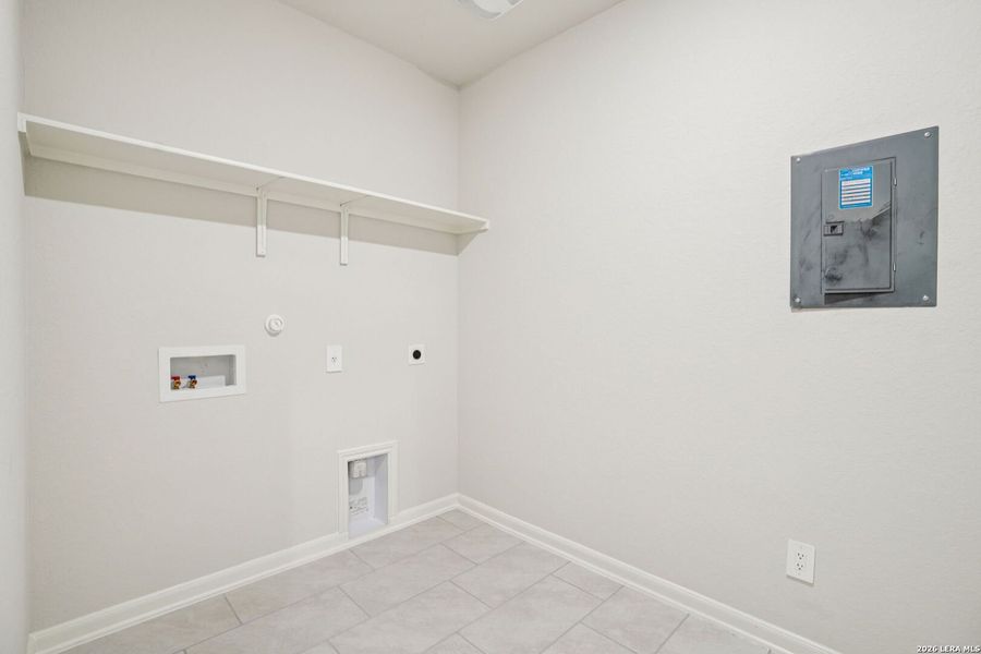 Spacious, unfurnished interior of a new home in Estancia Ranch - Classic Series, San Antonio (Image 39).