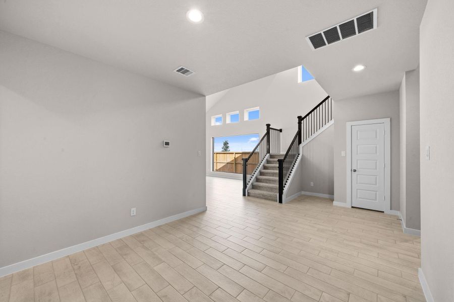 Spacious, unfurnished interior of a new home in Sunterra Lakes, Fulshear (Image 27).