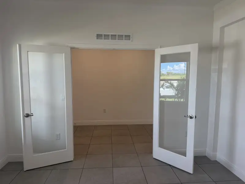 Spacious, unfurnished interior of a new home in Malabar Springs, Palm Bay (Image 15).