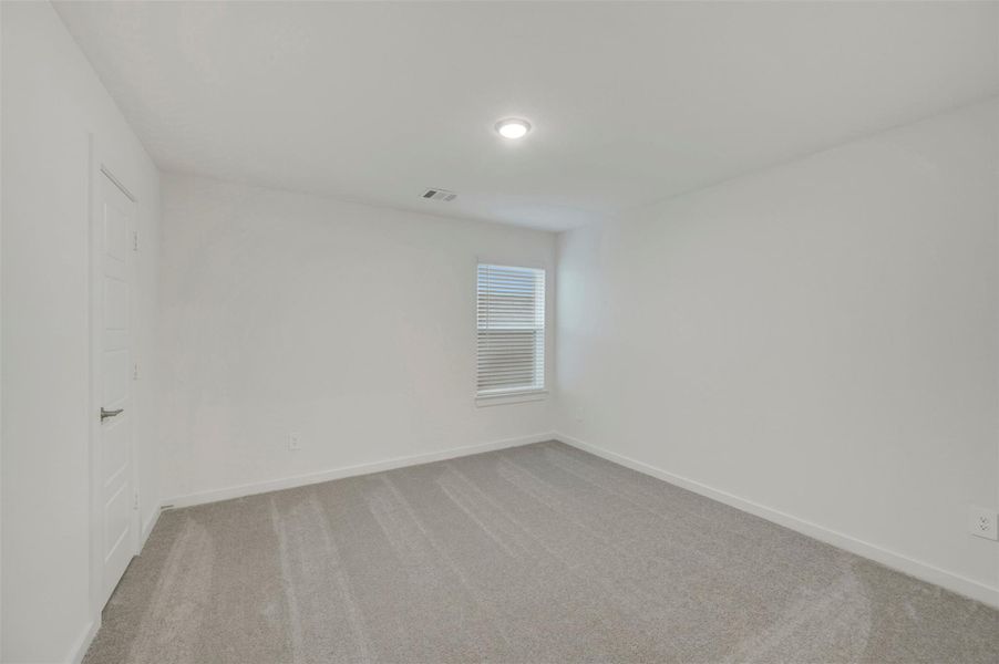 Spacious, unfurnished interior of a new home in Lone Star Landing, Montgomery (Image 33).