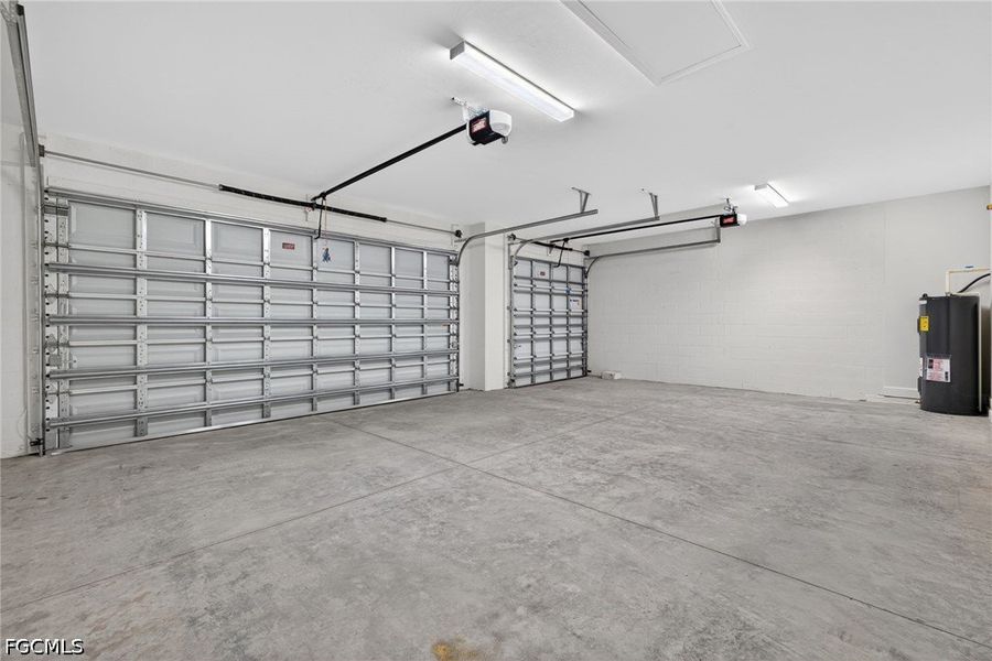 Spacious, unfurnished interior of a new home in Cape Coral, Cape Coral (Image 24).