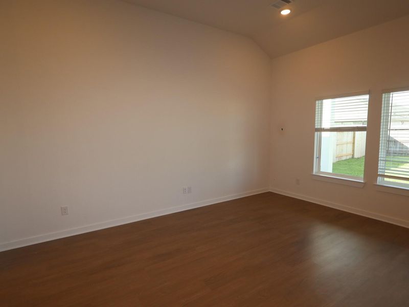 Spacious, unfurnished interior of a new home in Miller's Pond, Rosenberg (Image 39).