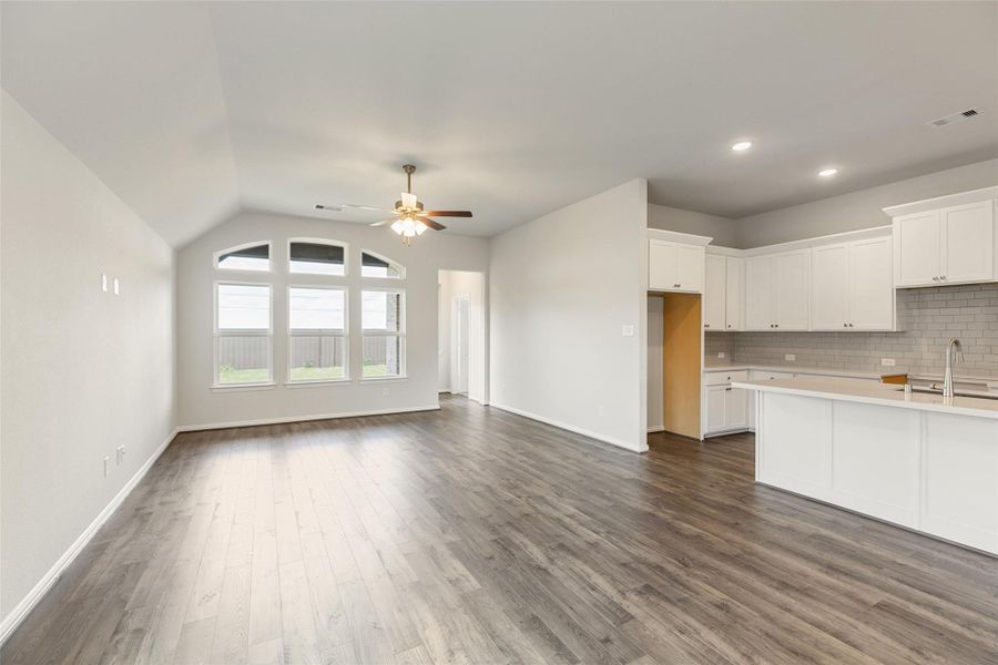 Spacious, unfurnished interior of a new home in Brookewater, Rosenberg (Image 26).