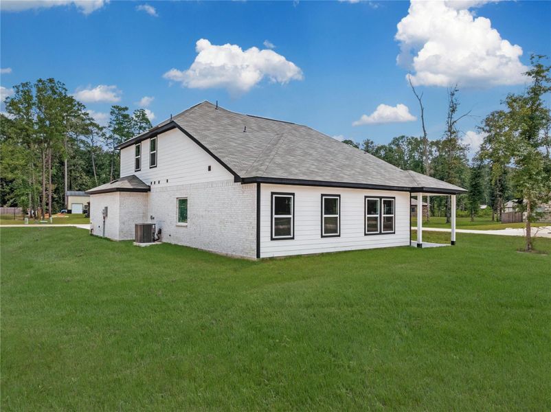 Exterior details and patio area of a home in Roman Forest, New Caney (Image 21).