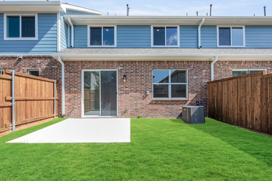 Exterior details and patio area of a home in Woodbridge Townhomes, Wylie (Image 4).