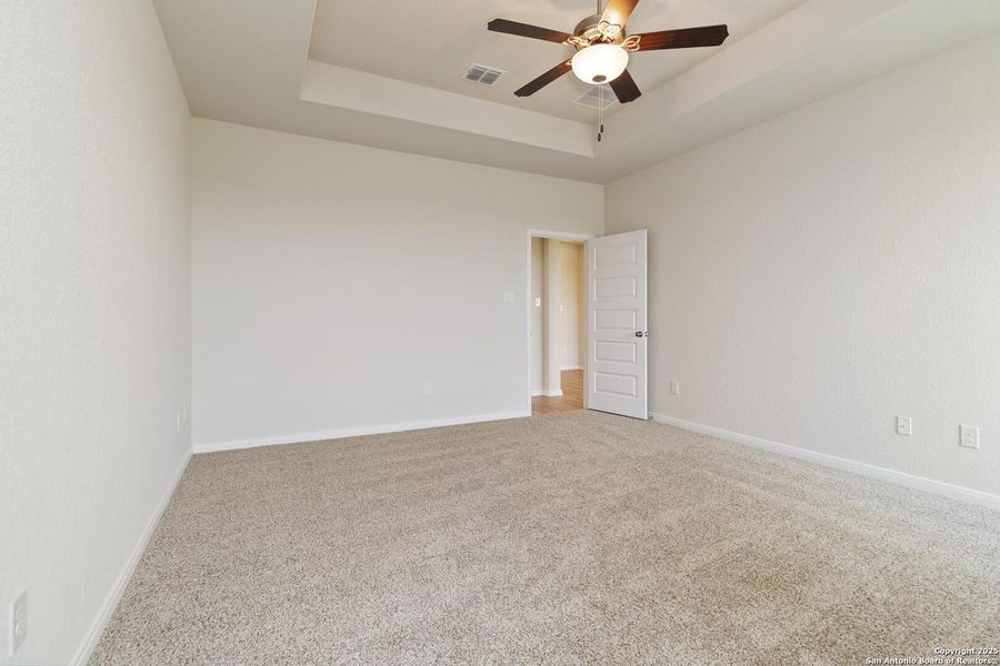 Spacious, unfurnished interior of a new home in Lonesome Dove, San Antonio (Image 24).