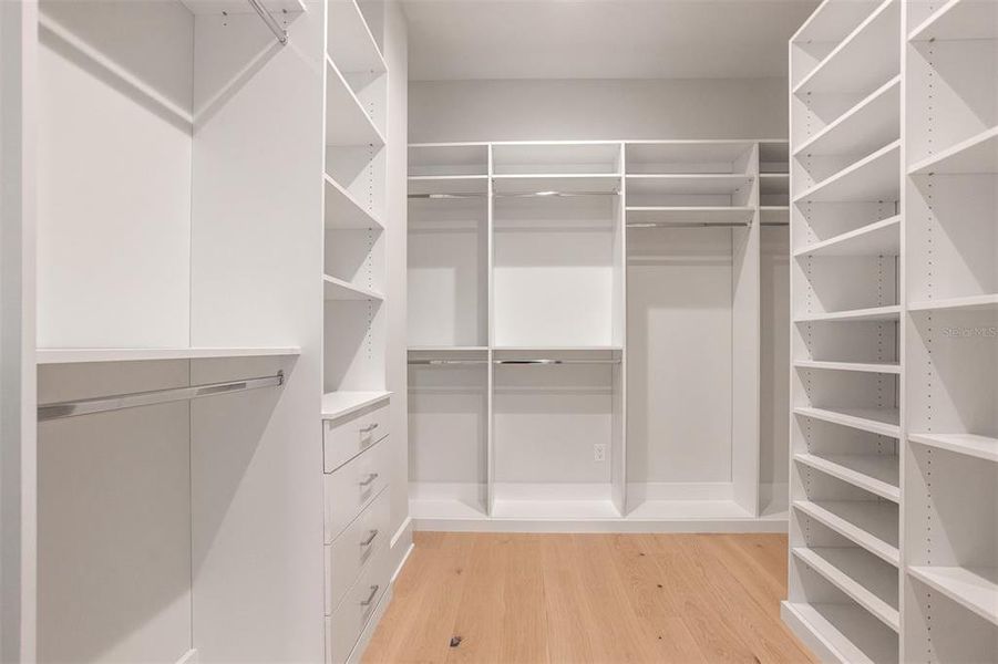 Spacious, unfurnished interior of a new home in , Tampa (Image 43).