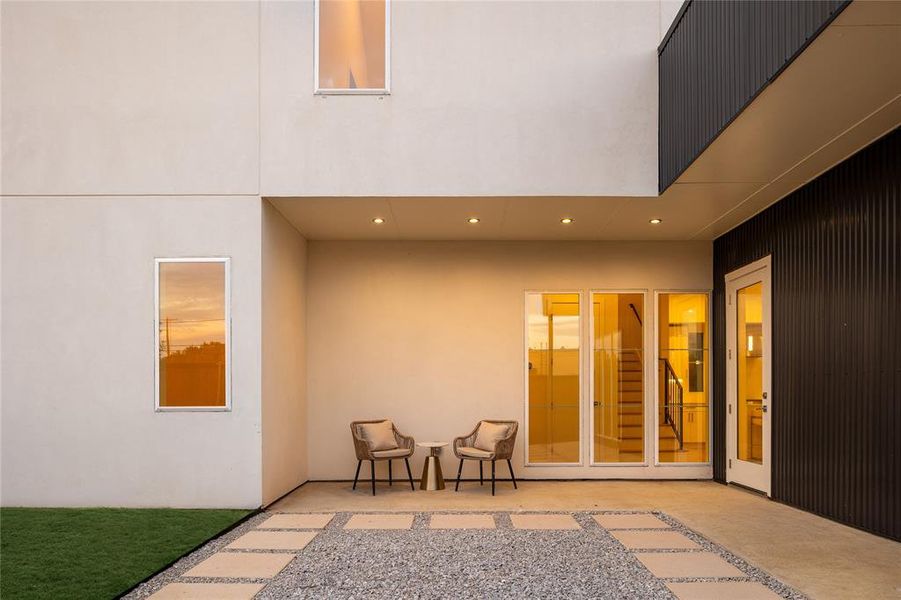 Exterior details and patio area of a home in , Dallas (Image 4).