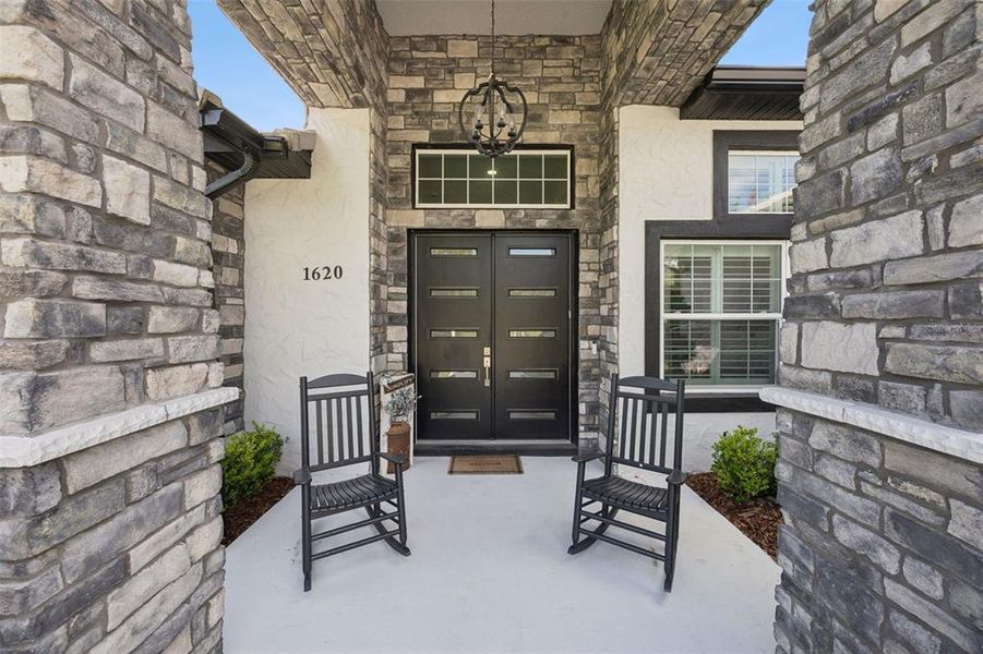 Exterior details and patio area of a home in , Clermont (Image 27).