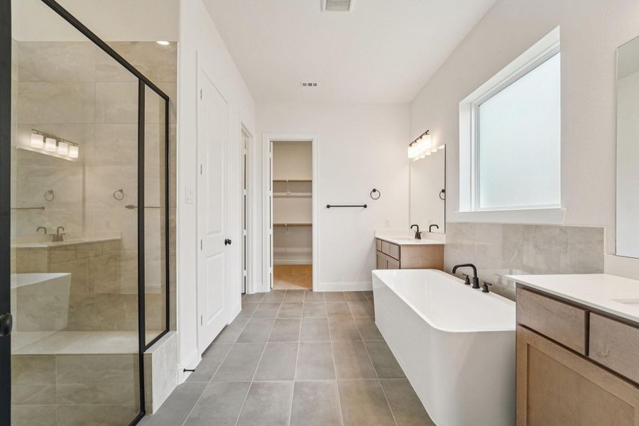 Furnished interior view inside a new home in Sienna 65', Missouri City (Image 16).