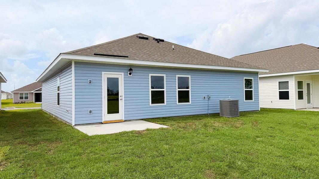 Exterior details and patio area of a home in Liberty, Panama City (Image 3).