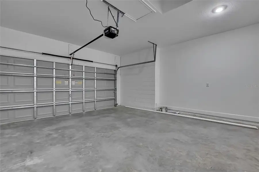 Spacious, unfurnished interior of a new home in , Weeki Wachee (Image 22).