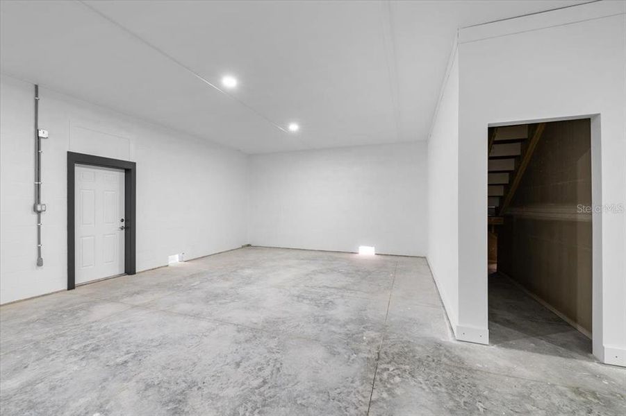 Spacious, unfurnished interior of a new home in , Hernando Beach (Image 27).