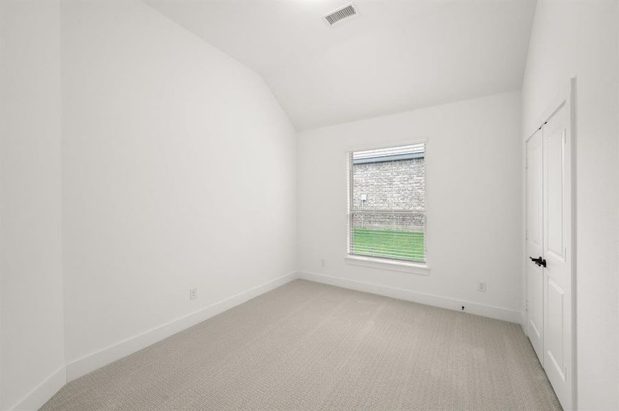 Spacious, unfurnished interior of a new home in Llano Springs, Fort Worth (Image 25).