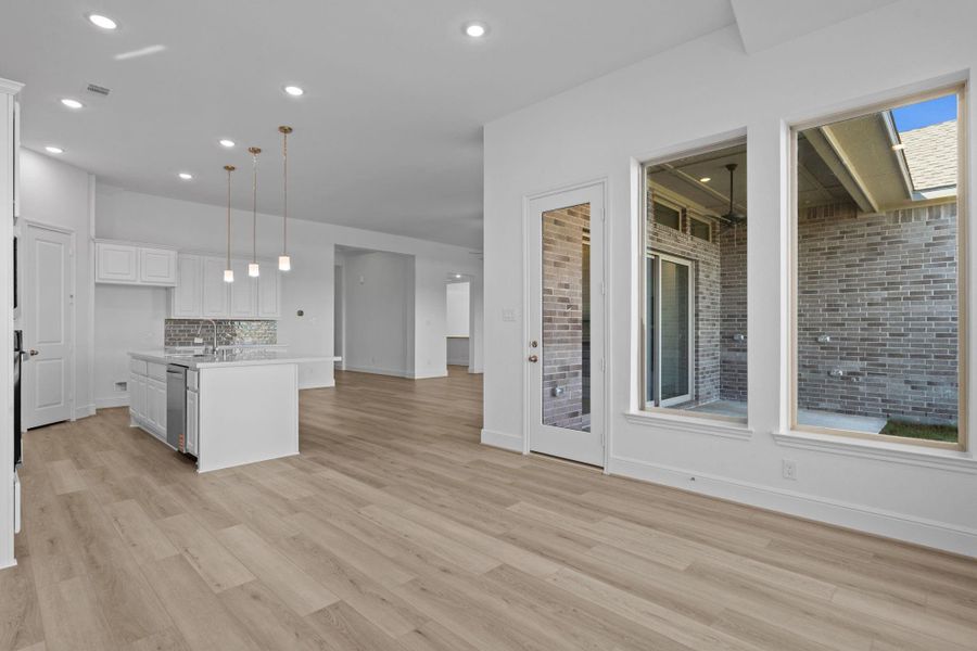 Spacious, unfurnished interior of a new home in Valencia 70', Manvel (Image 19).