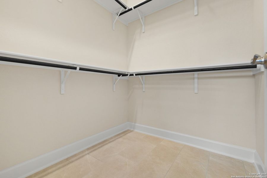 Spacious, unfurnished interior of a new home in Ventana, Bulverde (Image 31).