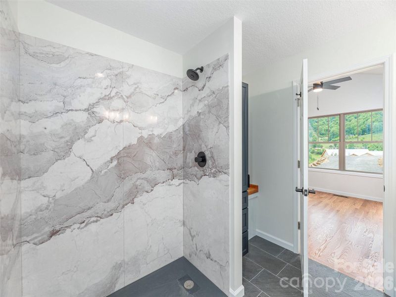 Spacious, unfurnished interior of a new home in , Waynesville (Image 35).