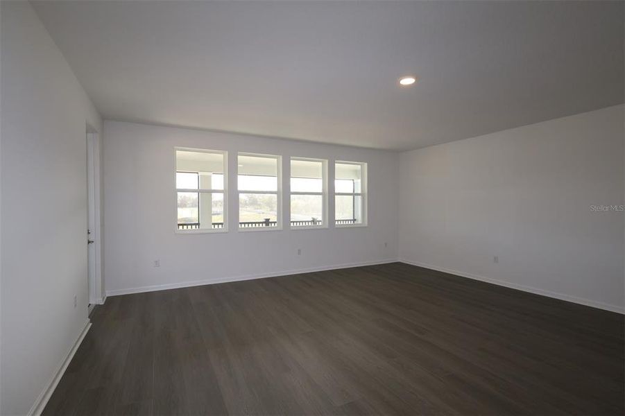 Spacious, unfurnished interior of a new home in Willow Run, Apopka (Image 12).