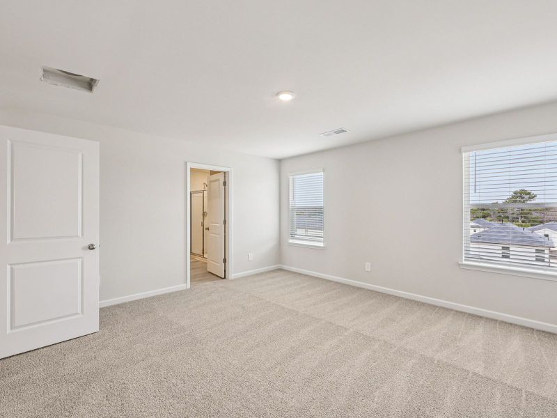 Spacious, unfurnished interior of a new home in Hawthorne Station, Atlanta (Image 16).