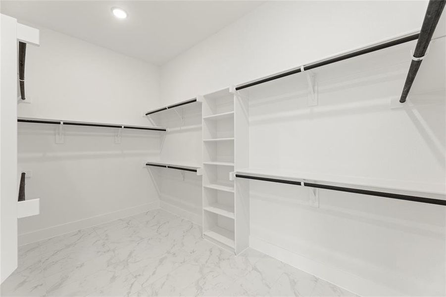 21. 991 Georgetown - Closet