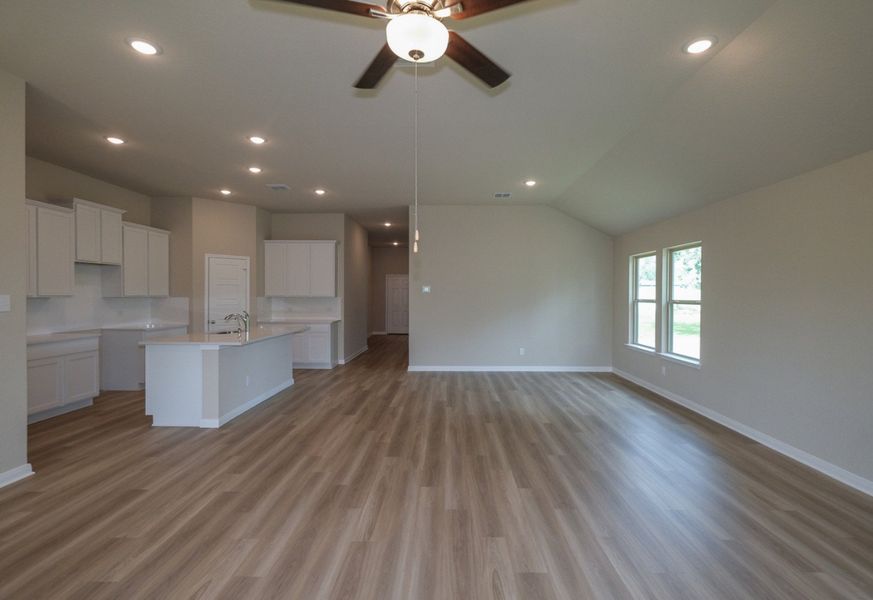 Spacious, unfurnished interior of a new home in Jordan's Ranch, San Antonio (Image 6).