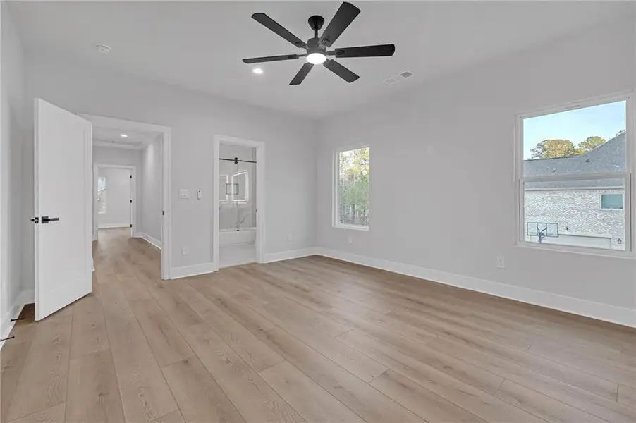 Spacious, unfurnished interior of a new home in , Oxford (Image 33).