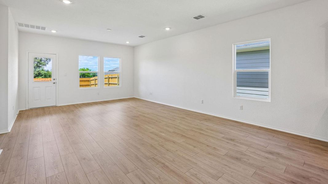 Spacious, unfurnished interior of a new home in Valverde, Bastrop (Image 12).