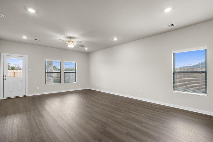 Spacious, unfurnished interior of a new home in Creekhaven, Rosharon (Image 11).