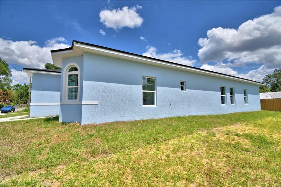 Exterior details and patio area of a home in , Winter Haven (Image 3).