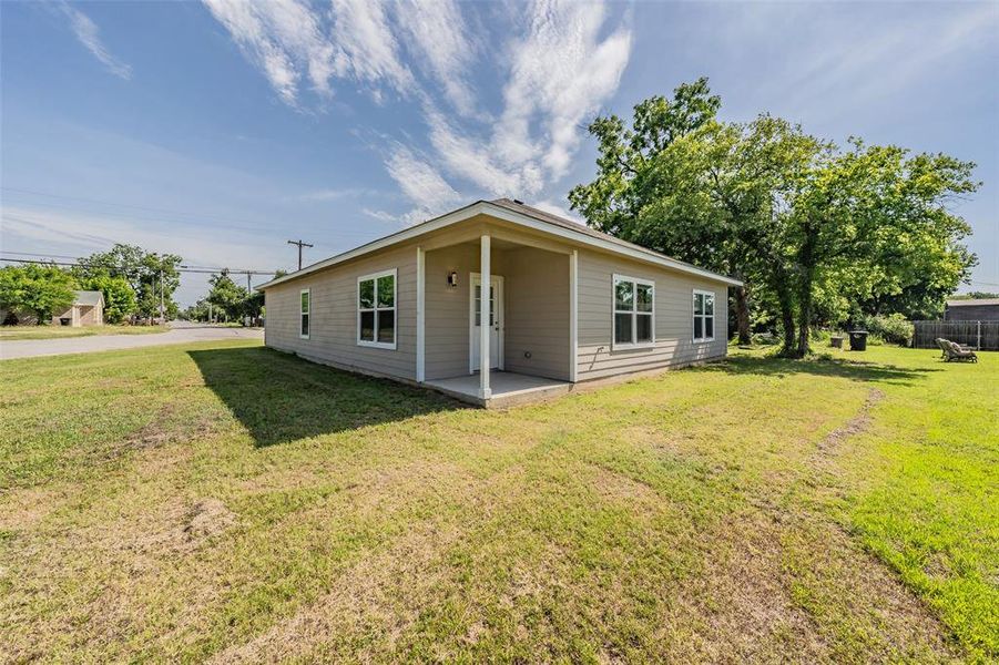 Exterior details and patio area of a home in , Cleburne (Image 3).