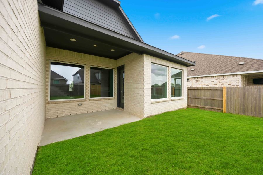 Exterior details and patio area of a home in Canterra Creek  60', Rosharon (Image 4).