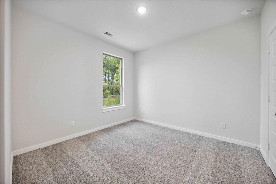 Spacious, unfurnished interior of a new home in Deer Pines, Conroe (Image 21).