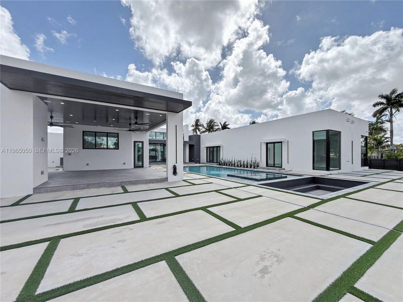 Exterior details and patio area of a home in , Miami (Image 28).