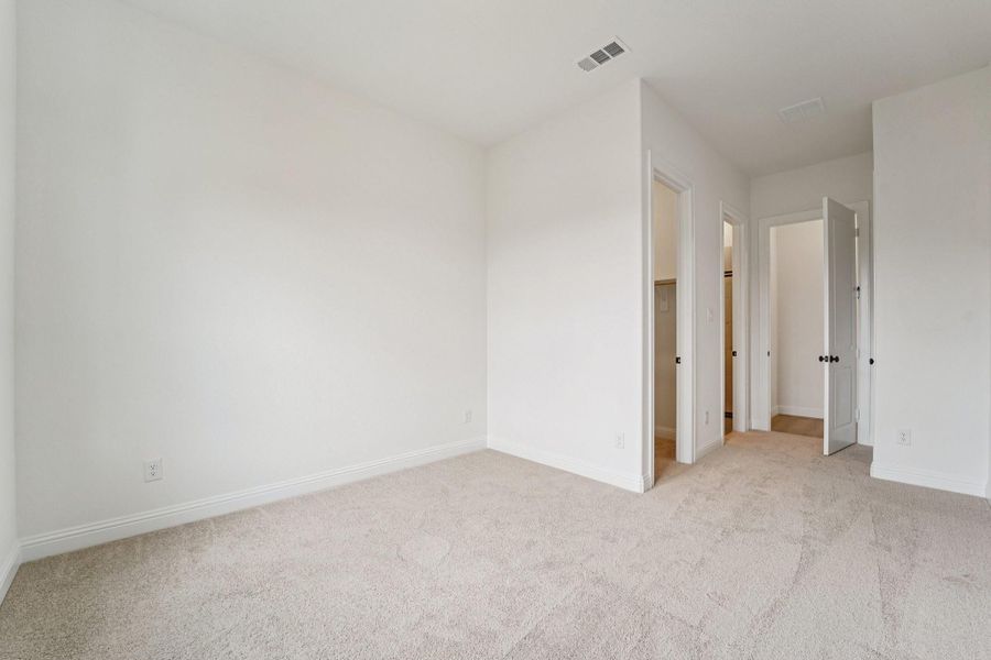 Spacious, unfurnished interior of a new home in Sienna 65', Missouri City (Image 23).