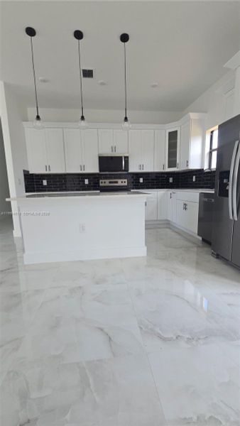 Spacious, unfurnished interior of a new home in , Lehigh Acres (Image 11).