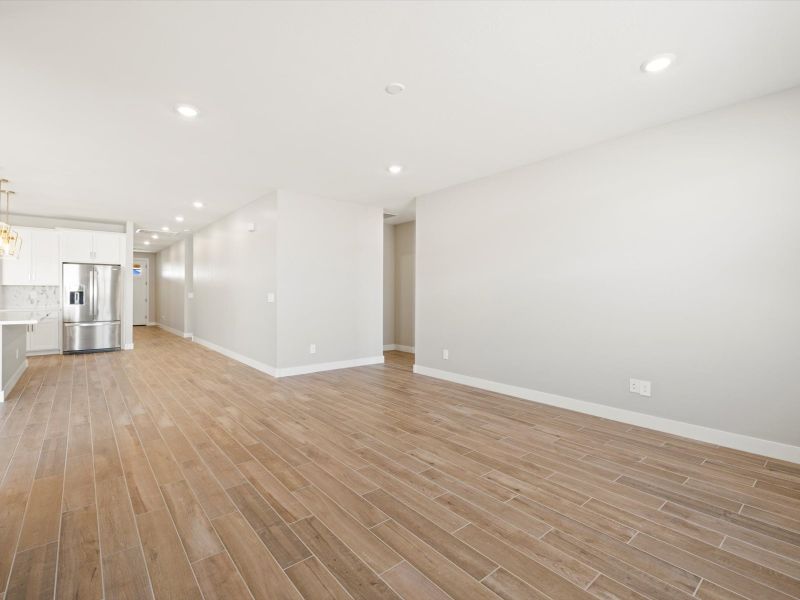 Spacious, unfurnished interior of a new home in White Tank Foothills Reserve Series, Waddell (Image 9).