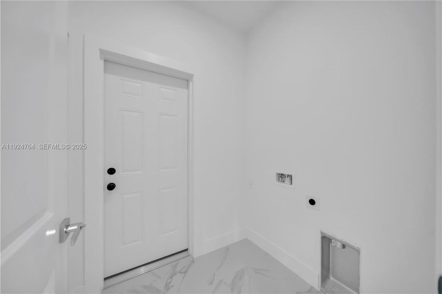 Spacious, unfurnished interior of a new home in , Lehigh Acres (Image 18).