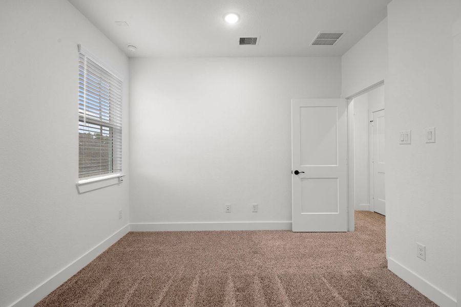 Spacious, unfurnished interior of a new home in Evergreen, Conroe (Image 29).